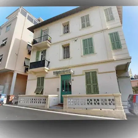 Frida アパート サンレモ